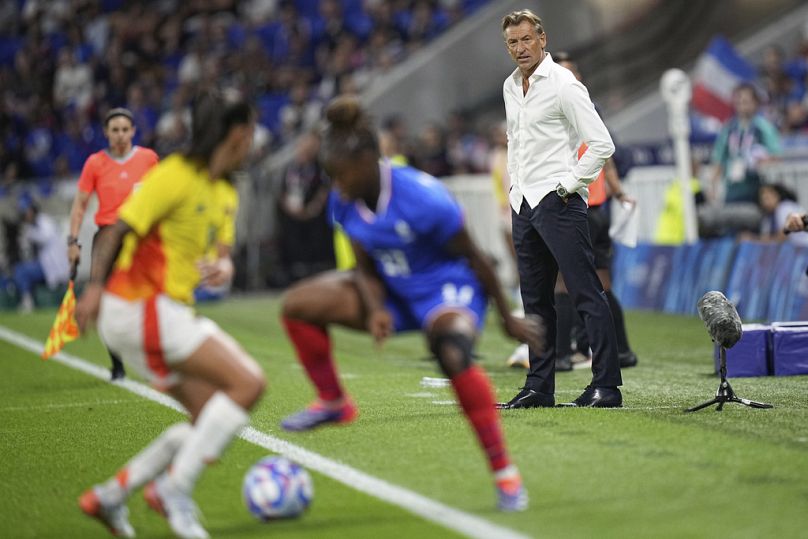 Le sélectionneur de l'équipe de France Hervé Renard regarde les joueuses lors du match de football féminin du groupe A entre la France et la Colombie