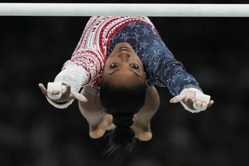 L'Américaine Simone Biles s'exécute aux barres asymétriques lors de la finale par équipes de gymnastique artistique féminine à Bercy Arena à Paris