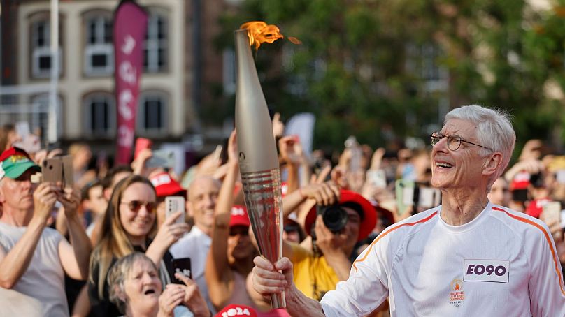 Arsène Wenger porte la torche olympique à Strasbourg - 26 juin 2024 