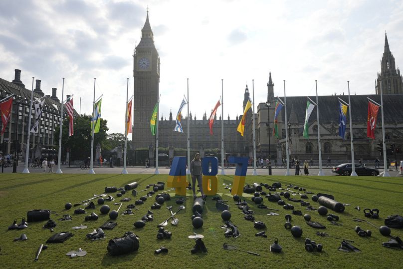 L'ancienne lutteuse ukrainienne Roksana Rakhra regarde une exposition organisée par le gouvernement britannique sur la place du Parlement à Londres, le mercredi 24 juillet 2024