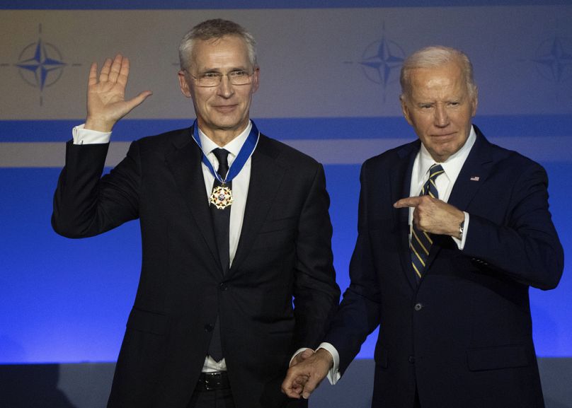 Le président américain Joe Biden montre du doigt le secrétaire général de l'OTAN, Jens Stoltenberg, après lui avoir remis la médaille présidentielle de la liberté lors d'une cérémonie célébrant le 75e anniversaire de l'OTAN