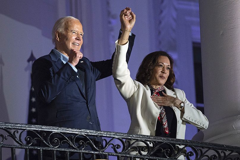 Le président Joe Biden lève la main de la vice-présidente Kamala Harris après avoir vu le feu d'artifice du jour de l'indépendance à Washington, le 4 juillet 2024. 