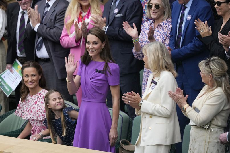 Kate, princesse de Galles, salue la foule depuis la loge royale, avec sa fille, la princesse Charlotte, et sa sœur Pippa Matthews, à gauche, regarde avant le simple messieurs.