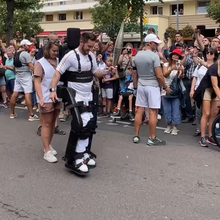 RT by @EmmanuelMacron: 🇫🇷 Kevin Piette, paraplégique depuis un accident, est entré dans l’histoire aujourd’hui en portant la flamme olympique avec son exosquelette ! 👏 🎥 wandercraftofficial