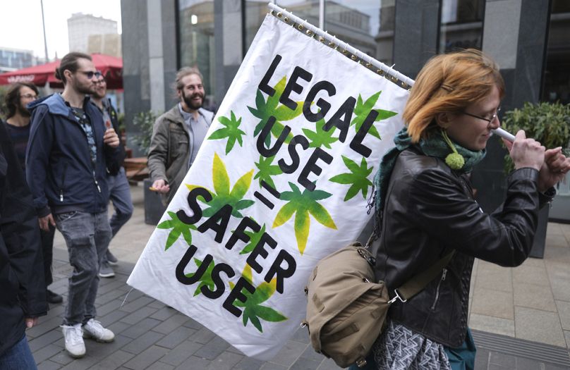 Une personne tient une banderole lors d'une manifestation en faveur de la légalisation complète du cannabis, à Leipzig, en Allemagne, en avril