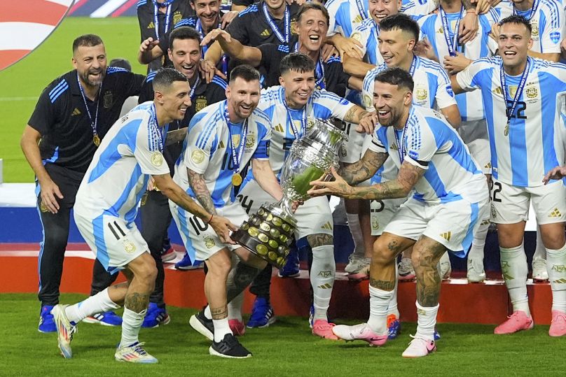 L'Argentin Angel Di Maria, à gauche, et Lionel Messi, deuxième à partir de la gauche, célèbrent avec le trophée après avoir battu la Colombie en finale de la Copa America à Miami Gardens, le 14 juillet 2024