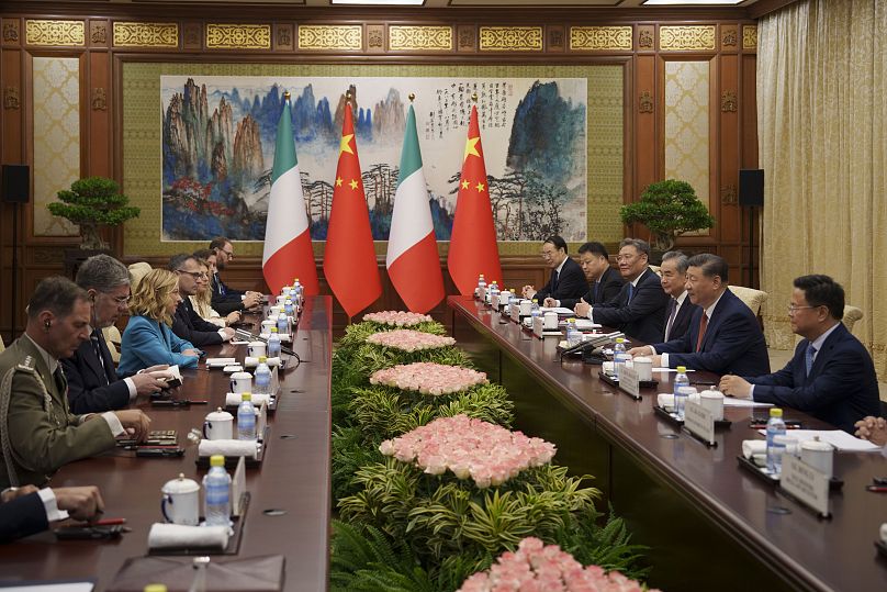 Le président chinois Xi Jinping et sa délégation assistent à une réunion avec la Première ministre italienne Giorgia Meloni.