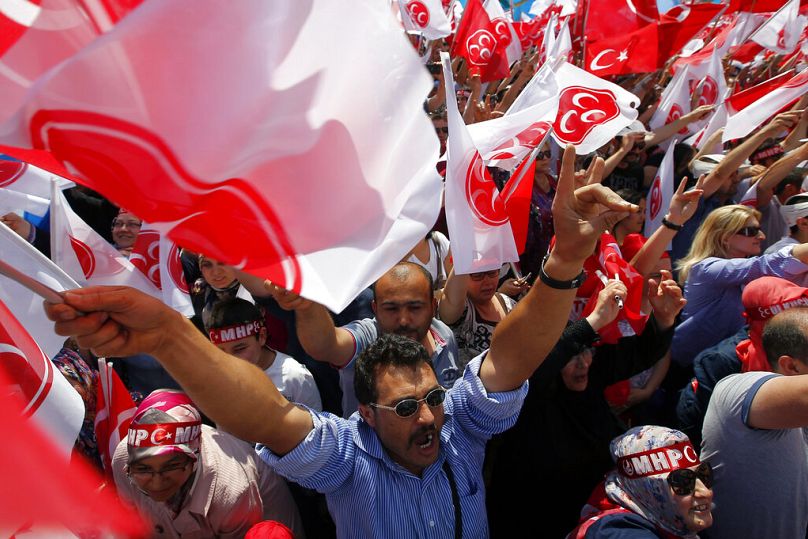 Les Loups Gris, partisans du Parti d'action nationaliste (MHP), parti d'opposition turc, applaudissent le leader du MHP, Devlet Bahceli, lors de son discours lors d'un rassemblement électoral à Istanbul, le 31 mai 2015.