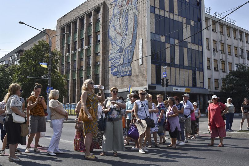 Des manifestants protestent contre les coupures de courant régulières causées par les attaques massives de missiles russes qui ont détruit les installations énergétiques du pays à Zaporizhzhia, en Ukraine, vendredi.