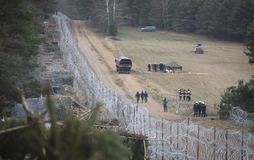 Vue générale d'un camp de migrants abandonné près du poste de contrôle "Kuznitsa" à la frontière entre la Biélorussie et la Pologne près de Grodno, en Biélorussie, le 18 novembre 2021. 