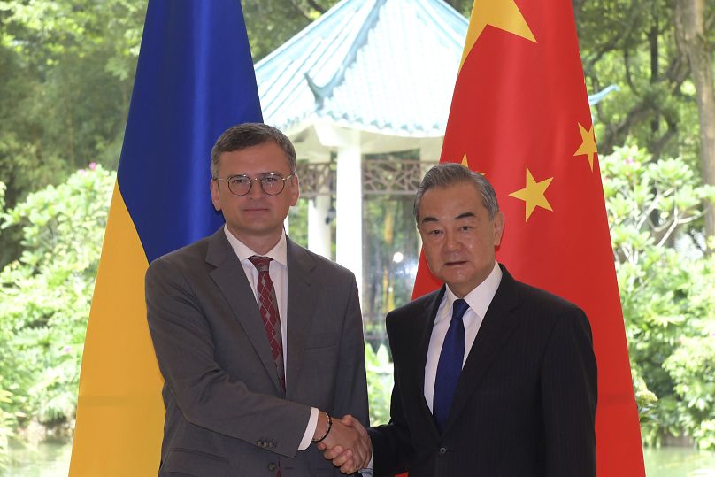 Le ministre ukrainien des Affaires étrangères Dmytro Kuleba pose avec le ministre chinois des Affaires étrangères Wang Yi avant une réunion à Guangzhou, en Chine.