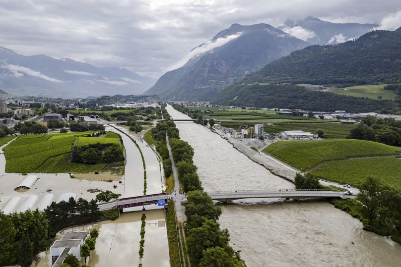 Le Rhône déborde de l'autoroute A9 suite aux orages qui ont provoqué d'importantes inondations, à Sierre, en Suisse, dimanche 30 juin 2024.