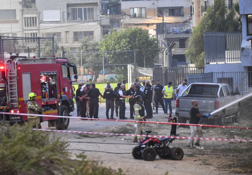 Des policiers et des pompiers israéliens travaillent sur le site d'une attaque à la roquette à Majdal Shams, sur les hauteurs du Golan sous contrôle israélien, le samedi 27 juillet 2024. 