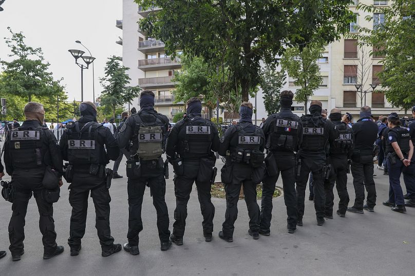 Poste de sécurité près du stade avant le match de football de la phase de groupes entre Israël et le Mali aux Jeux olympiques d'été de Paris 2024.