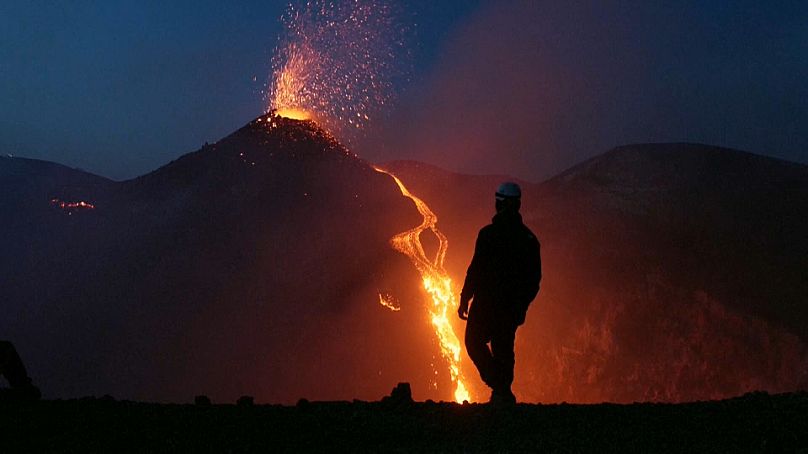 L'Etna entre en éruption sur l'île italienne de Sicile, le 2 juillet 2024