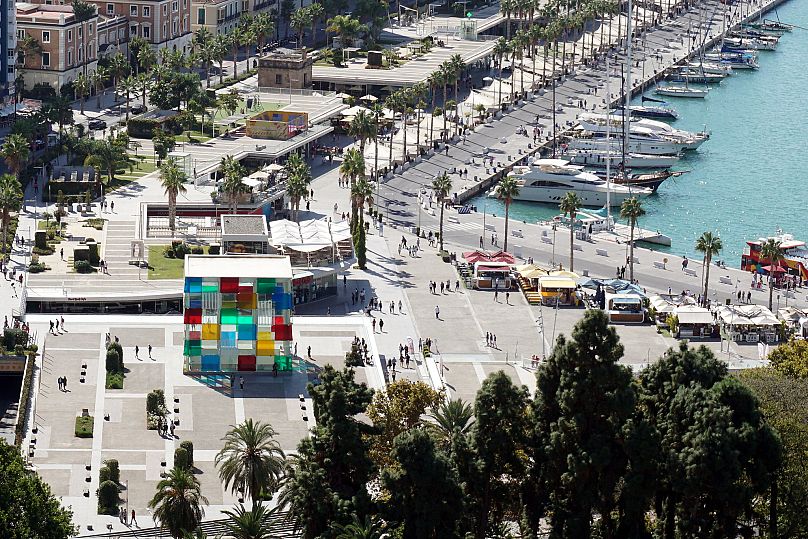 Le cube de verre aux couleurs vives de Daniel Buren couronne le musée