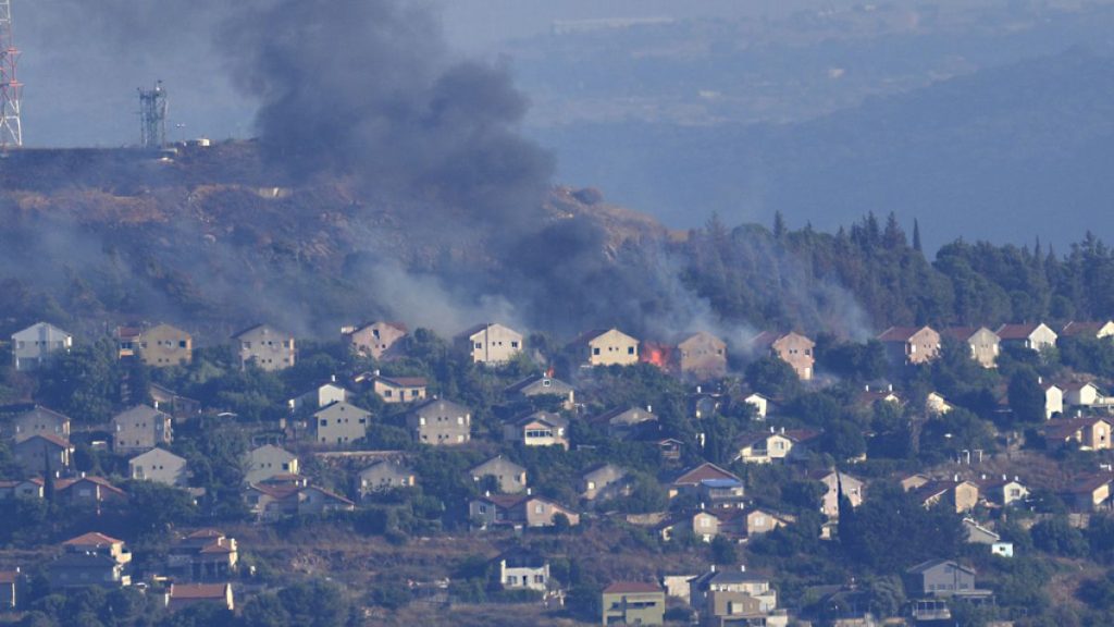 Fires and black smoke rise from between the houses of the northern Israeli border (archive)
