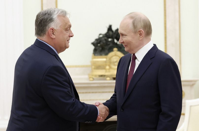 Le président russe Vladimir Poutine, à droite, et le Premier ministre hongrois Viktor Orban se serrent la main lors d'une réunion à Moscou, en Russie, le vendredi 5 juillet 2024.