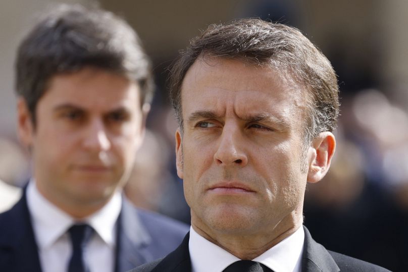 Le Premier ministre français Gabriel Attal et le président Emmanuel Macron assistent à une cérémonie à Paris, le 20 mars 2024