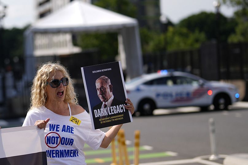 Un manifestant scande des slogans près de l'hôtel Watergate à Washington. 