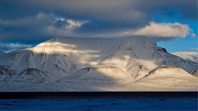 Vue sur les montagnes de l'archipel du Svalbard, dans la région arctique norvégienne, où le fioul lourd est interdit.