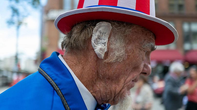 Un partisan de Trump à Milwaukee portant un bandage sur son oreille avec les mots 