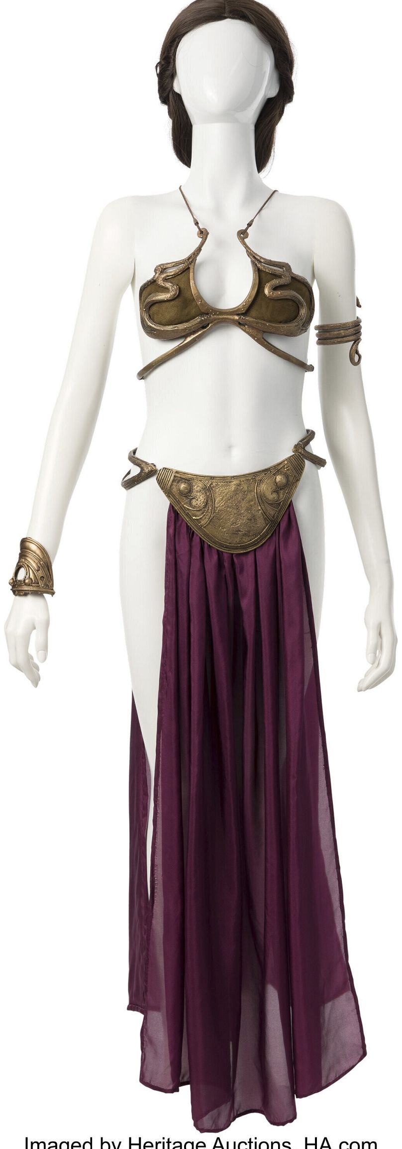 Le costume doré de style bikini que Carrie Fisher portait en tant que princesse Leia lors du tournage du « Retour du Jedi » dans la franchise « Star War »