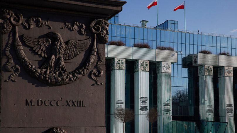 Une femme marche devant le bâtiment de la Cour suprême de Pologne à Varsovie, en Pologne, le jeudi 9 février 2023. 