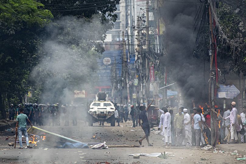 Des étudiants s'affrontent avec la police sur un campus universitaire de Dhaka, au Bangladesh.