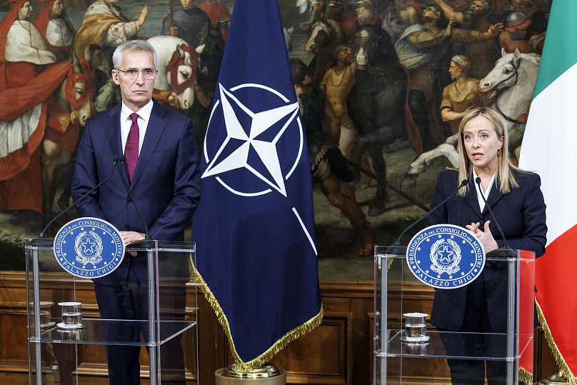 Le secrétaire général sortant de l'OTAN, Jens Stoltenberg, et la Première ministre italienne Giorgia Meloni.