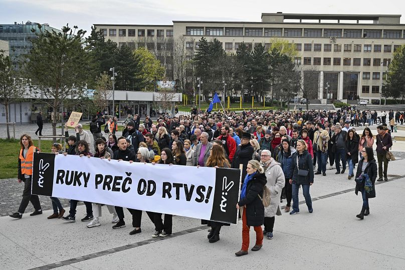 Des gens participent à une manifestation organisée par les partis d'opposition slovaques à Bratislava en mars.