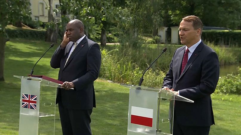 Le ministre britannique des Affaires étrangères, David Lammy, et son homologue polonais, Radoslaw Sikorski, s'expriment lors d'une conférence de presse à Chobielin, le 7 juillet 2024