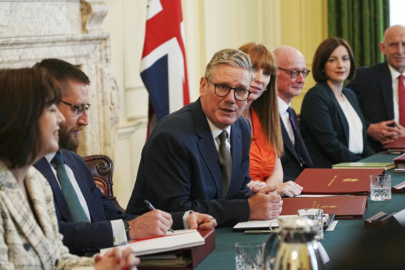 Le Premier ministre britannique Keir Starmer, au centre, avec la vice-Première ministre Angela Rayner, au centre à droite, organisent sa première réunion de cabinet au 10 Downing Street, à Londres, samedi.