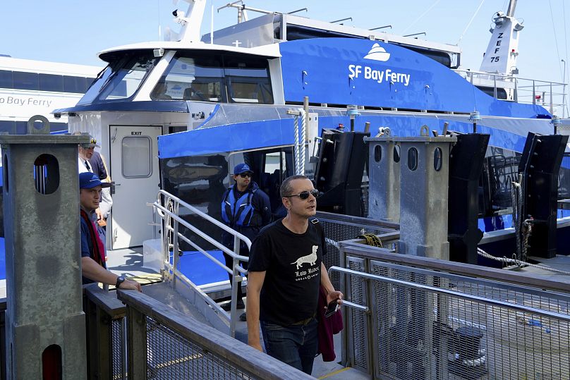 Une personne descend du MV Sea Change, le premier ferry commercial de passagers alimenté par des piles à combustible à hydrogène.