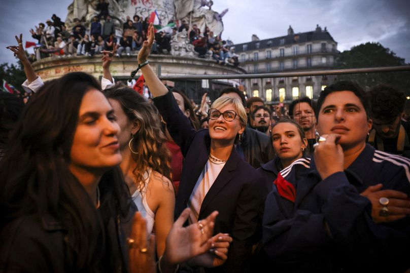 L'actrice Judith Godrèche, au centre, salue lors d'un rassemblement place de la République lors d'une manifestation contre l'extrême droite, mercredi 3 juillet 2024 à Paris.