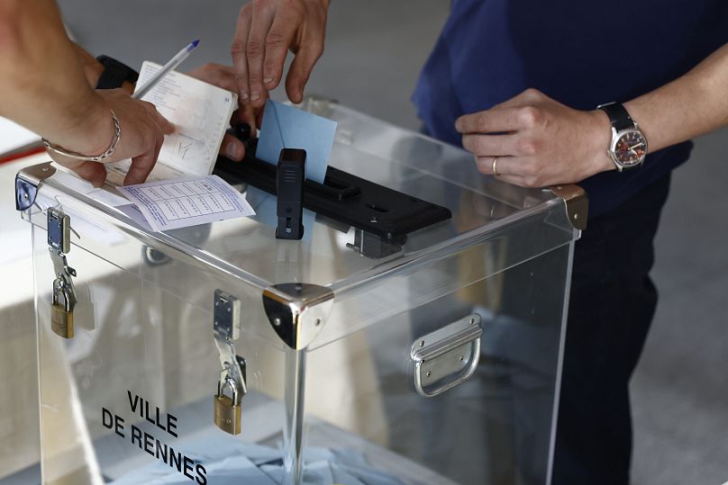 Un électeur dépose son bulletin dans un bureau de vote à Rennes, le 30 juin 2024