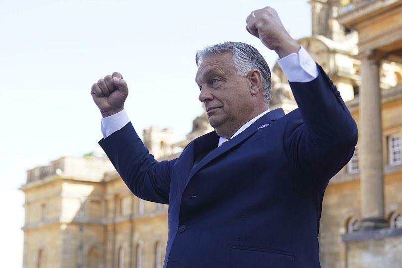 Le Premier ministre hongrois Viktor Orban fait un geste à son arrivée pour assister au sommet de la Communauté politique européenne 