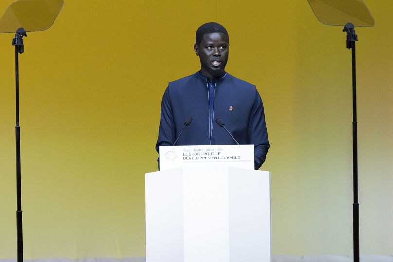 Le président du Sénégal, Bassirou Diomaye Faye, s'adresse au public lors du Sommet sur le sport au service du développement durable à Paris, le 25 juillet 2024