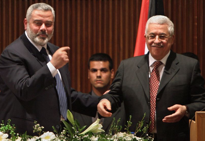 Le Premier ministre palestinien Ismail Haniyeh du Hamas, à gauche, fait un geste vers le président de l'Autorité palestinienne Mahmoud Abbas dans la ville de Gaza, en 2007.