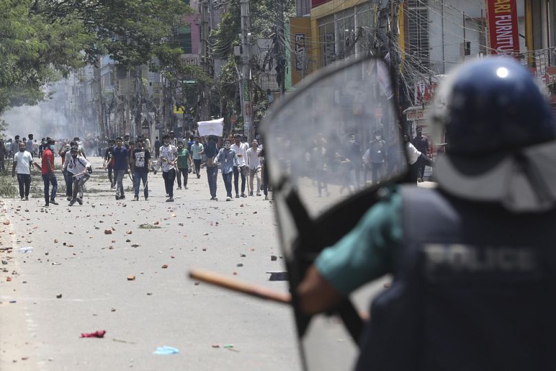 Des étudiants affrontent la police anti-émeute lors d'une manifestation contre un système de quotas pour les emplois gouvernementaux, à Dhaka, au Bangladesh, jeudi.