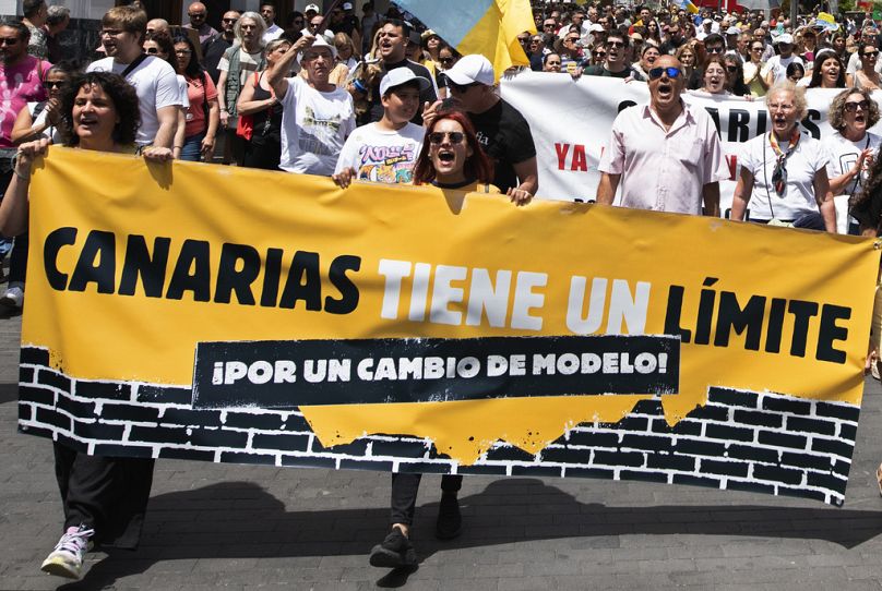 Des gens défilent lors d'une manifestation de masse contre le tourisme qui affecte la population locale avec des logements inaccessibles, entre autres, à Santa Cruz de Tenerife