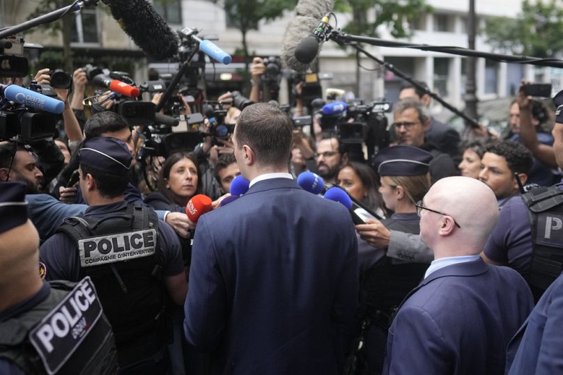 Jordan Bardella, président du parti d'extrême droite Rassemblement national, répond aux journalistes à son arrivée au siège du parti, lundi 1er juillet 2024 à Paris.