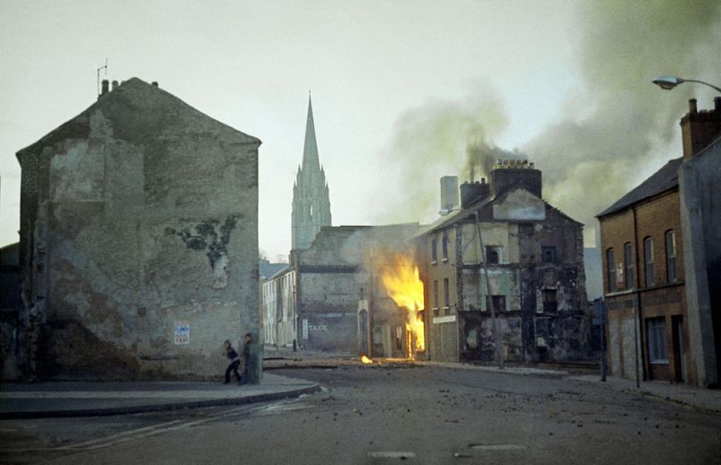 DOSSIER - Un bâtiment brûle à Londonderry/Derry, en Irlande du Nord, au lendemain du Bloody Sunday, l'un des événements les plus notoires des Troubles, en février 1972.