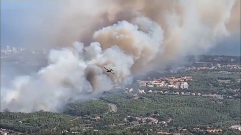 Des avions larguent de l'eau sur les incendies de forêt au Portugal.