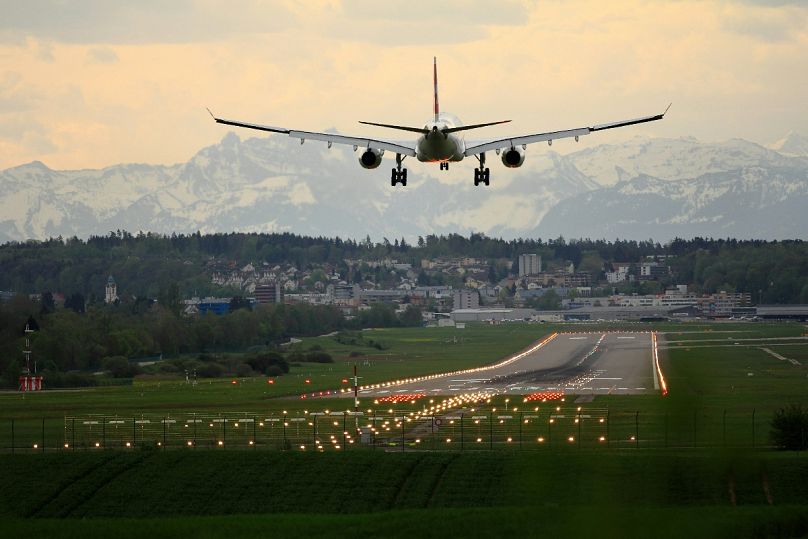 Un avion atterrit près de la magnifique chaîne de montagnes des Alpes