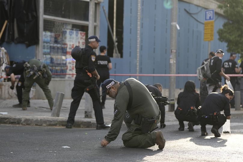 La police israélienne enquête sur les lieux d'une explosion meurtrière à Tel Aviv, en Israël, vendredi