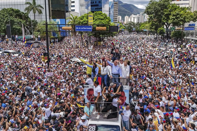 La cheffe de l'opposition Maria Corina Machado et le candidat de l'opposition Edmundo Gonzalez montent sur un camion lors d'une manifestation contre les résultats officiels de l'élection présidentielle