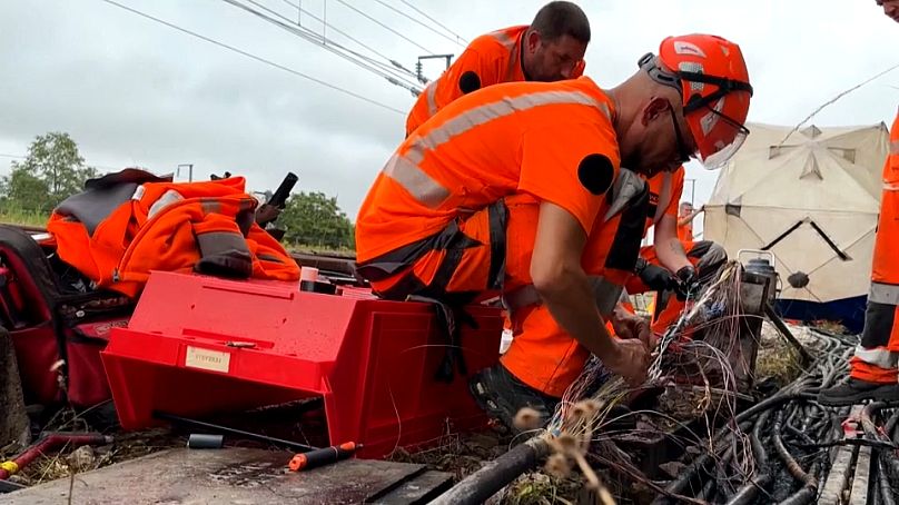 Des techniciens de la SNCG interviennent au remplacement de câbles le long de la voie ferrée à Courtalain, le 26 juillet 2024