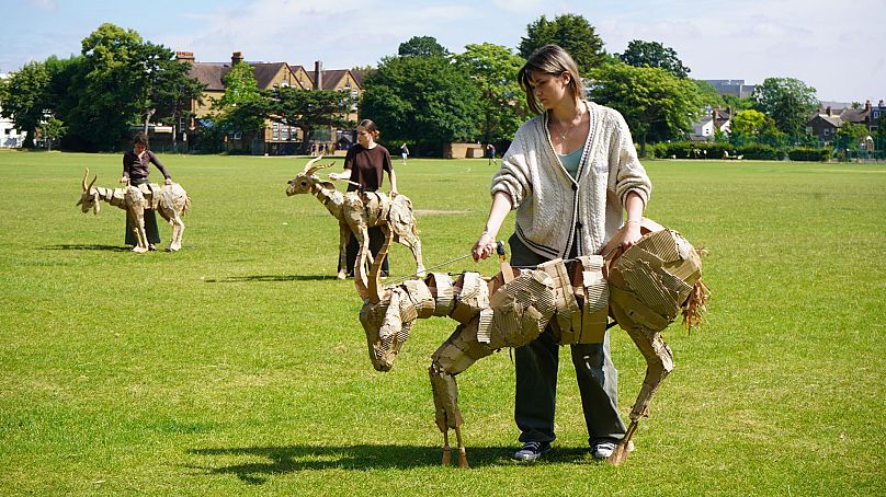 Des artistes de performance contrôlent des marionnettes animales dans le cadre du projet d'art public The Herds 