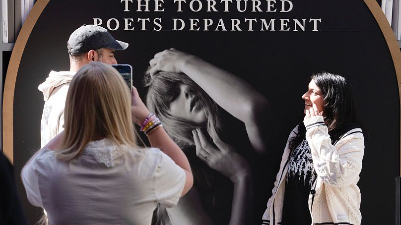 Les fans de Taylor Swift prennent des selfies dans un pop-up à Los Angeles pour célébrer l'album de Taylor Swift The Tortured Poets Department - avril 2024